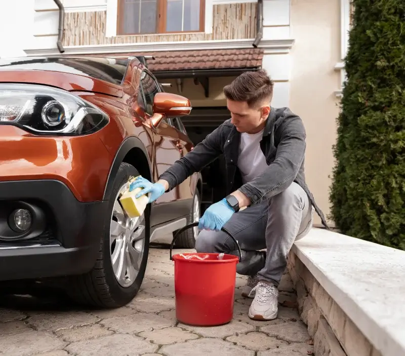 Lavage auto à domicile Baccon : professionnel intervenant sur un véhicule